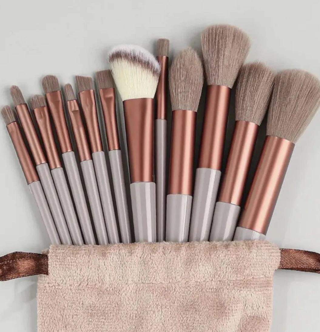 Kit de 33 Piezas de Herramientas de Maquillaje Profesional, Juego de Brochas de Maquillaje Suaves y Esponjosas para Base, Rubor, Cejas y Sombra de Ojos, con Diadema y Muñequera Rosas.