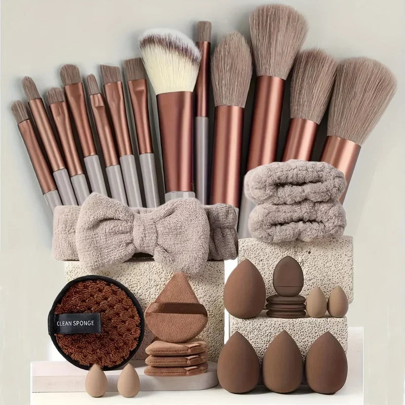 Kit de 33 Piezas de Herramientas de Maquillaje Profesional, Juego de Brochas de Maquillaje Suaves y Esponjosas para Base, Rubor, Cejas y Sombra de Ojos, con Diadema y Muñequera Rosas.