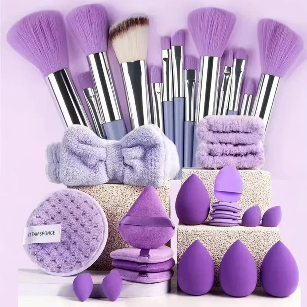 Kit de 33 Piezas de Herramientas de Maquillaje Profesional, Juego de Brochas de Maquillaje Suaves y Esponjosas para Base, Rubor, Cejas y Sombra de Ojos, con Diadema y Muñequera Rosas.